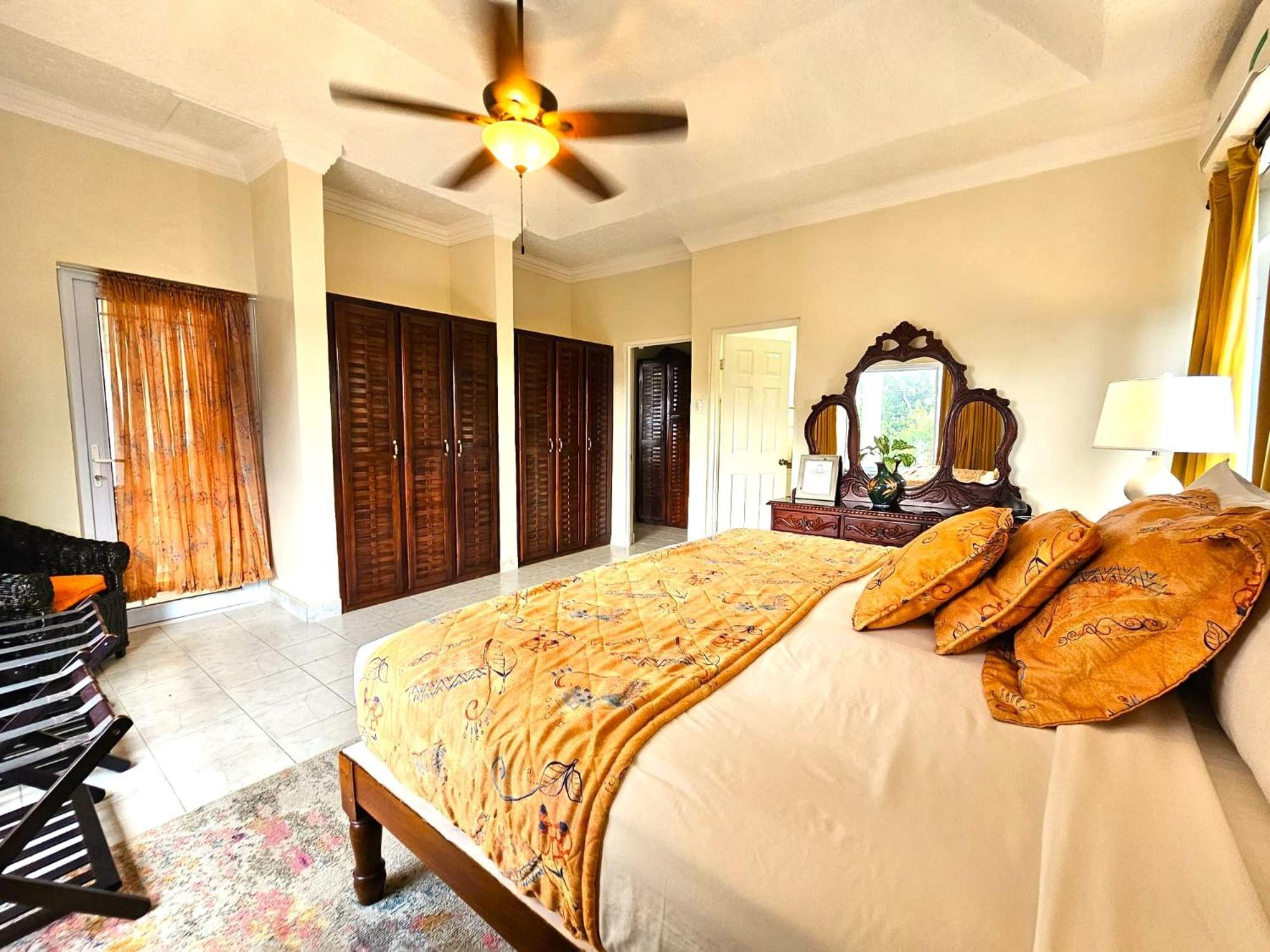 Mais Oui Villa Discovery Bay Exterior photo