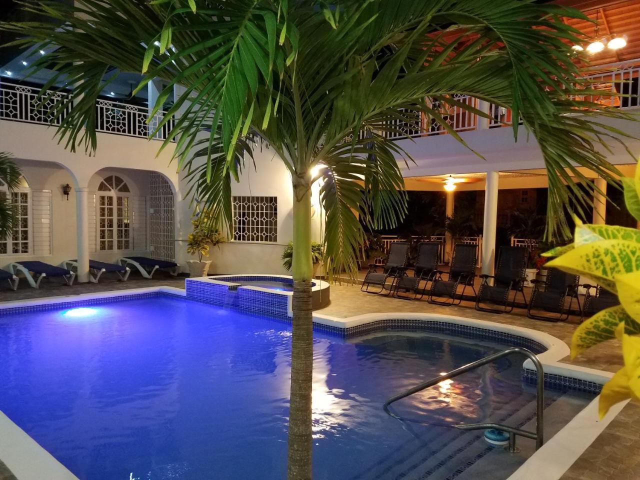 Mais Oui Villa Discovery Bay Exterior photo
